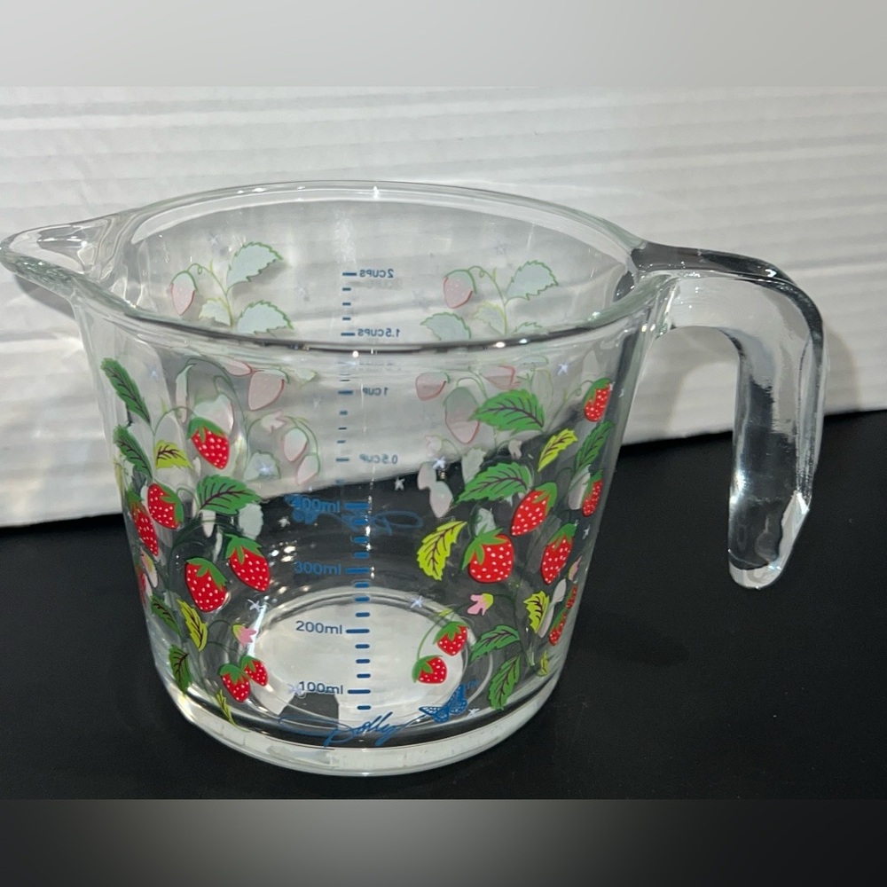 Dolly Parton 2-Cup Glass Measuring Cup – Strawberry Design 🍓